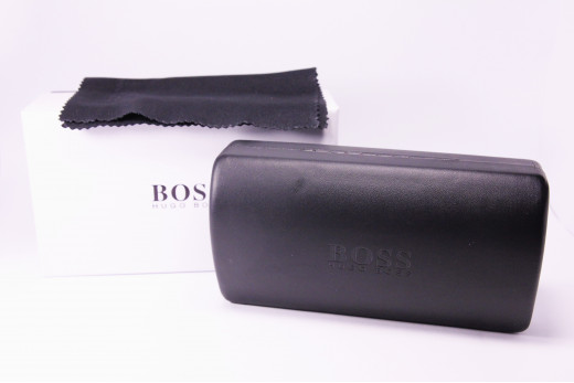 Солнцезащитные очки футляр H. BOSS